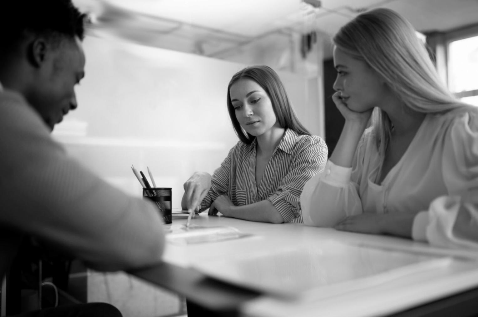 Profesional analizando gráficos financieros en oficina moderna