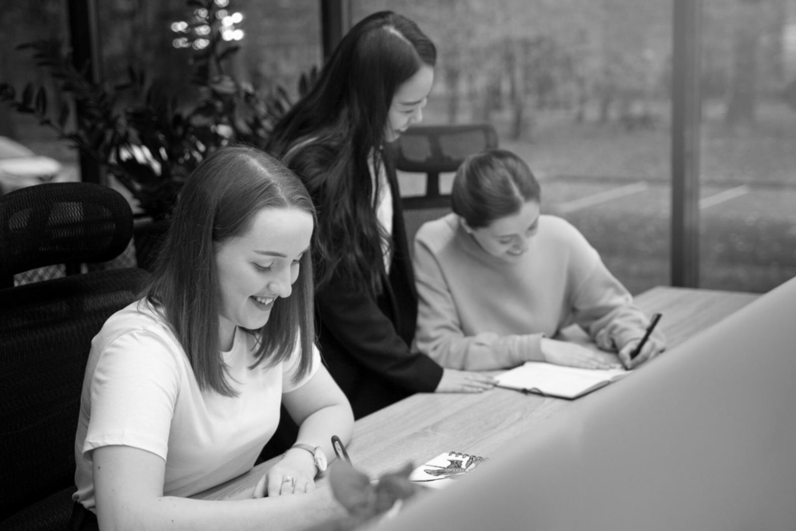 Grupo de estudiantes trabajando colaborativamente en análisis financiero